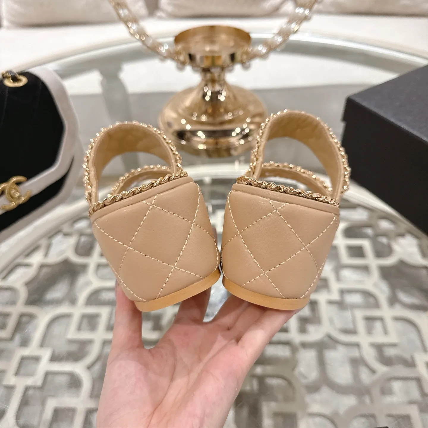 💕💕Factory direct selling price p600💕💕 𝐂𝐇𝐀𝐍𝐄𝐋 | Xiaoxiang 25𝐬𝐬 🦋2025 Spring and Summer New Products Counter Classic Xiaoxiang Double C Diamond Chain Slippers Series New〰 🍬 A must-have in the BS fashion circle The matching will interpret the meticulous, minimalist and classic elements that will never fade away. 💋 Showing a unique dressing style that is too beautiful to say. A must-have for summer... Upper: original high-customized lambskin. Lining: imported mixed sheepskin lining. Outsole: original molded non-slip outsole. Shoe size: 35-39 (34.40.41.42 customization is not returnable).